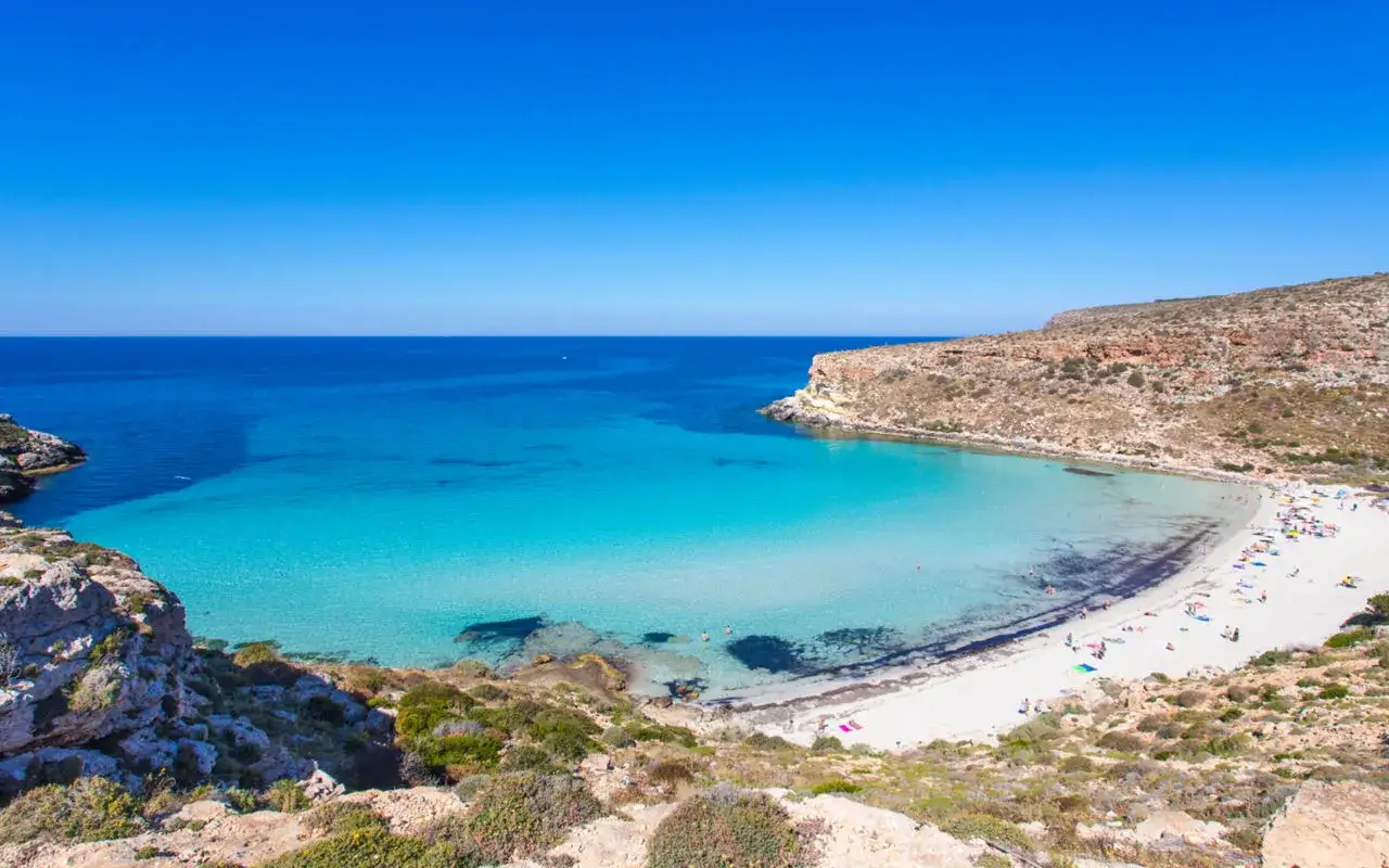 Un angolo di paradiso in Sicilia: spiagge bianche baciate da un mare cristallino e un sole splendente.