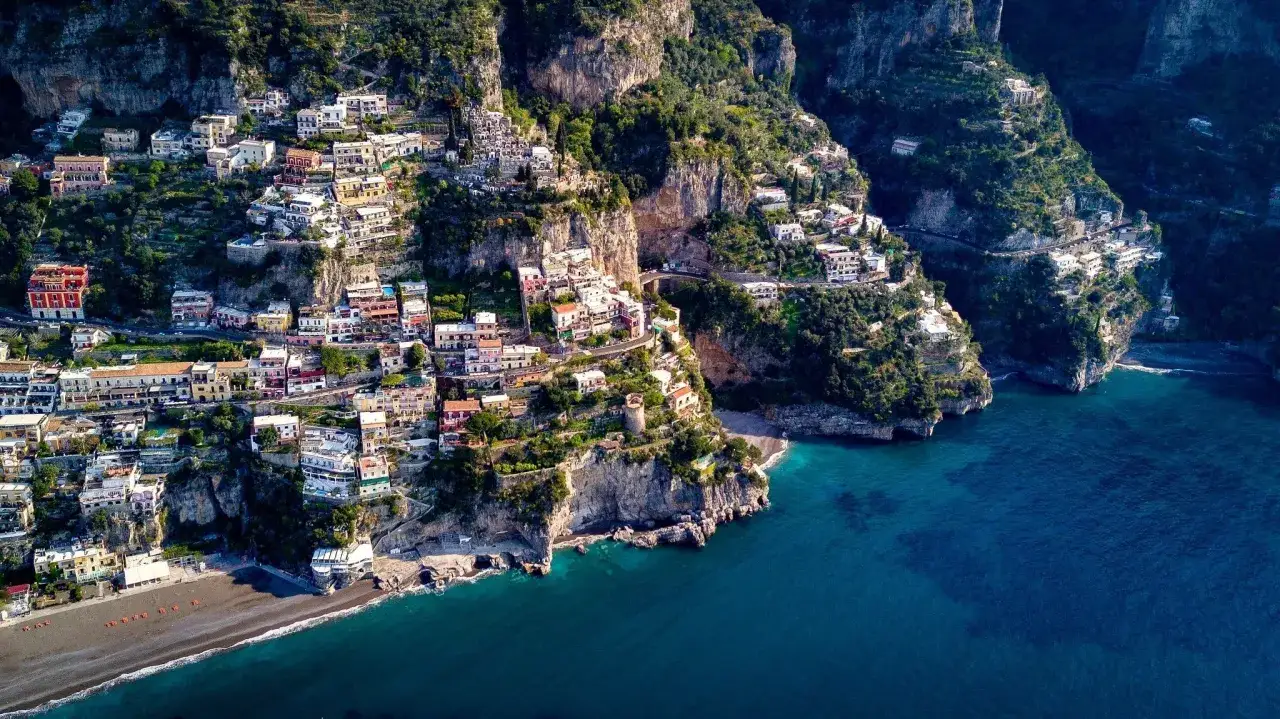 Positano, gioiello della costiera amalfitana cosa vedere in 3 giorni: case colorate aggrappate alla roccia, mare blu e panorami mozzafiato.