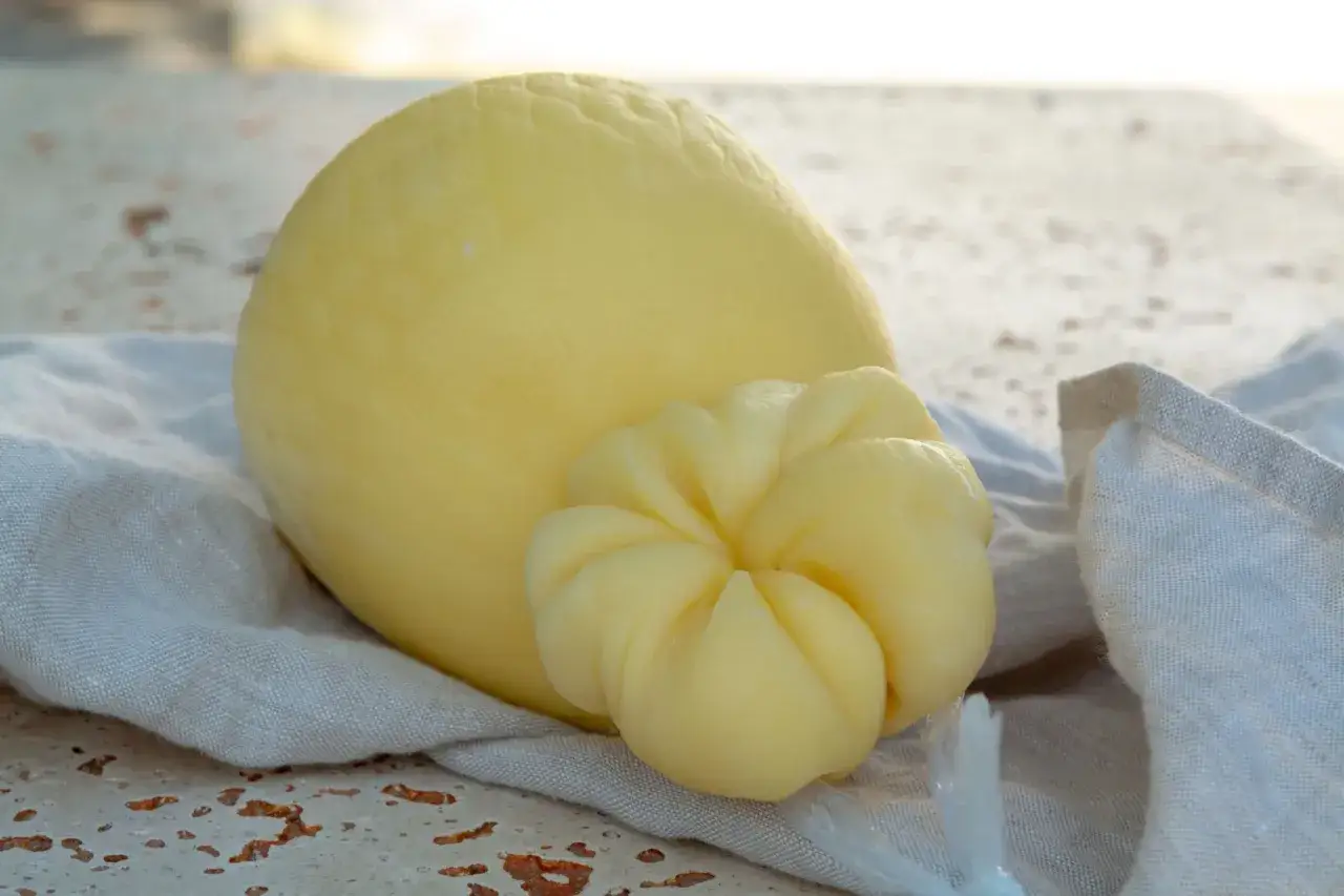 Formaggio caciocavallo, un classico dei piatti tipici Basilicata, adagiato su un panno di lino.