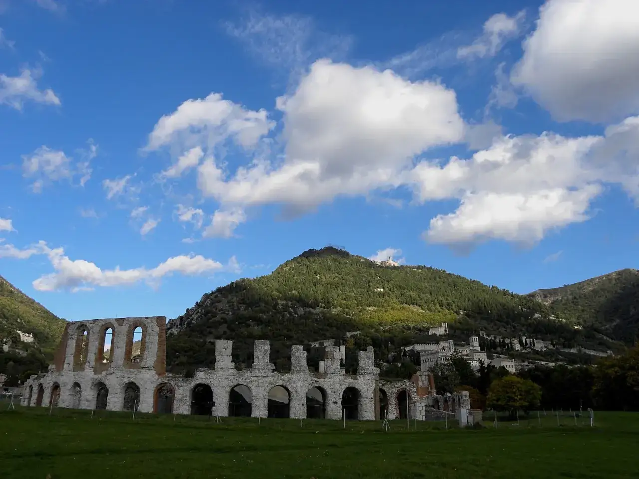 Rovine romane e borgo medievale su un colle verdeggiante, un assaggio di cosa vedere a Gubbio e dintorni in 3 giorni.