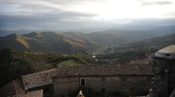 Panorami mozzafiato e tetti antichi a Monte Santa Maria Tiberina. Cosa vedere in questo borgo incantevole tra le colline umbre.