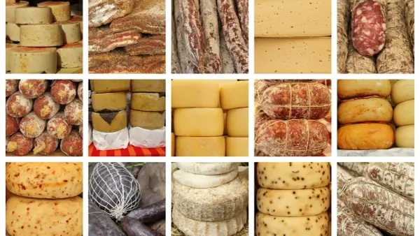Assortimento di formaggi e salumi, un invito a scoprire cosa mangiare in Toscana: pecorini, finocchiona, lardo e tanto altro.