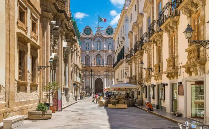 Via Roma a Trapani, un assaggio di cosa vedere a Trapani in un giorno: palazzi barocchi, negozi e un'atmosfera vivace.