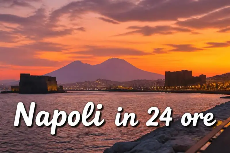 Tramonto su Napoli con Castel dell'Ovo e Vesuvio. Un itinerario Napoli 1 giorno per scoprire la città.