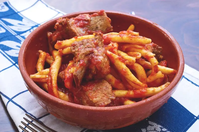 Un piatto di pasta fresca con ragù di carne, un sapore autentico di cibo calabrese.